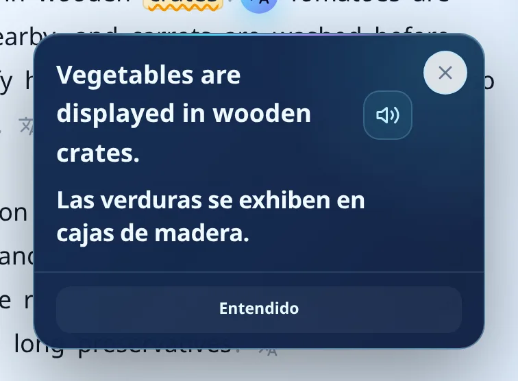 Traducción de oración completa en Reader: el texto en inglés "Vegetables are displayed in wooden crates." con su versión en español "Las verduras se exhiben en cajas de madera." y un botón para escuchar la oración.